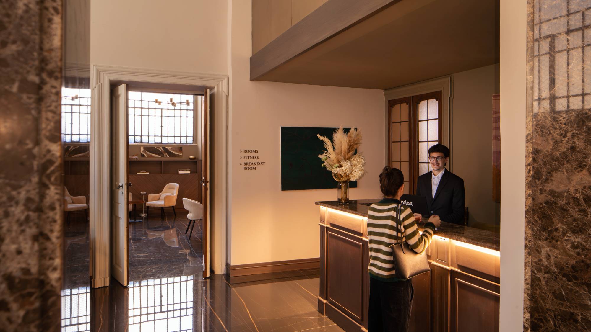 Elegante corridoio di un hotel di lusso con luci soffuse e soffitto a volta - Hotel Viminale, BZAR hotels Roma