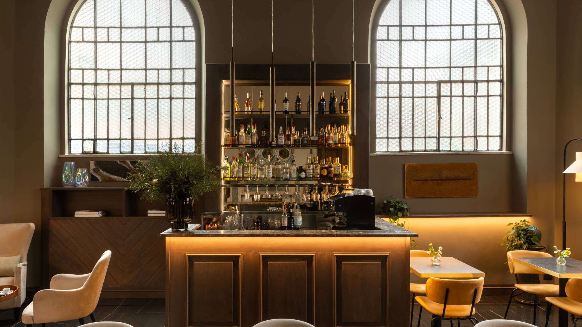 Dettaglio del bancone di design in un raffinato Lounge Bar - Hotel Viminale, BZAR hotels Roma