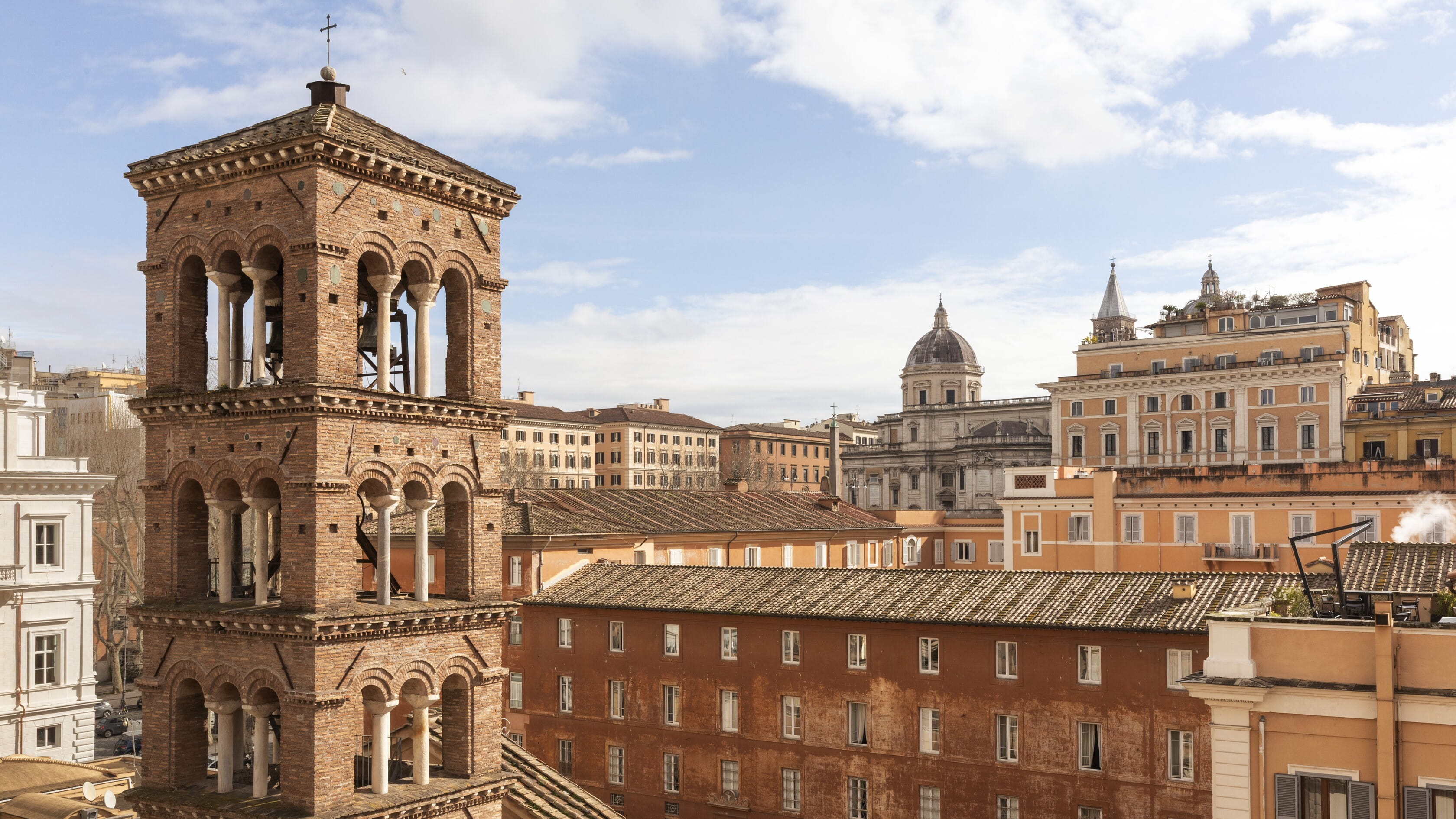 Una veduta dall'alto del rione Viminale a Roma, caratterizzata in primo piano da un imponente campanile antico in mattoni a quattro piani con finestre ad arco - Hotel Viminale, BZAR hotels a Roma